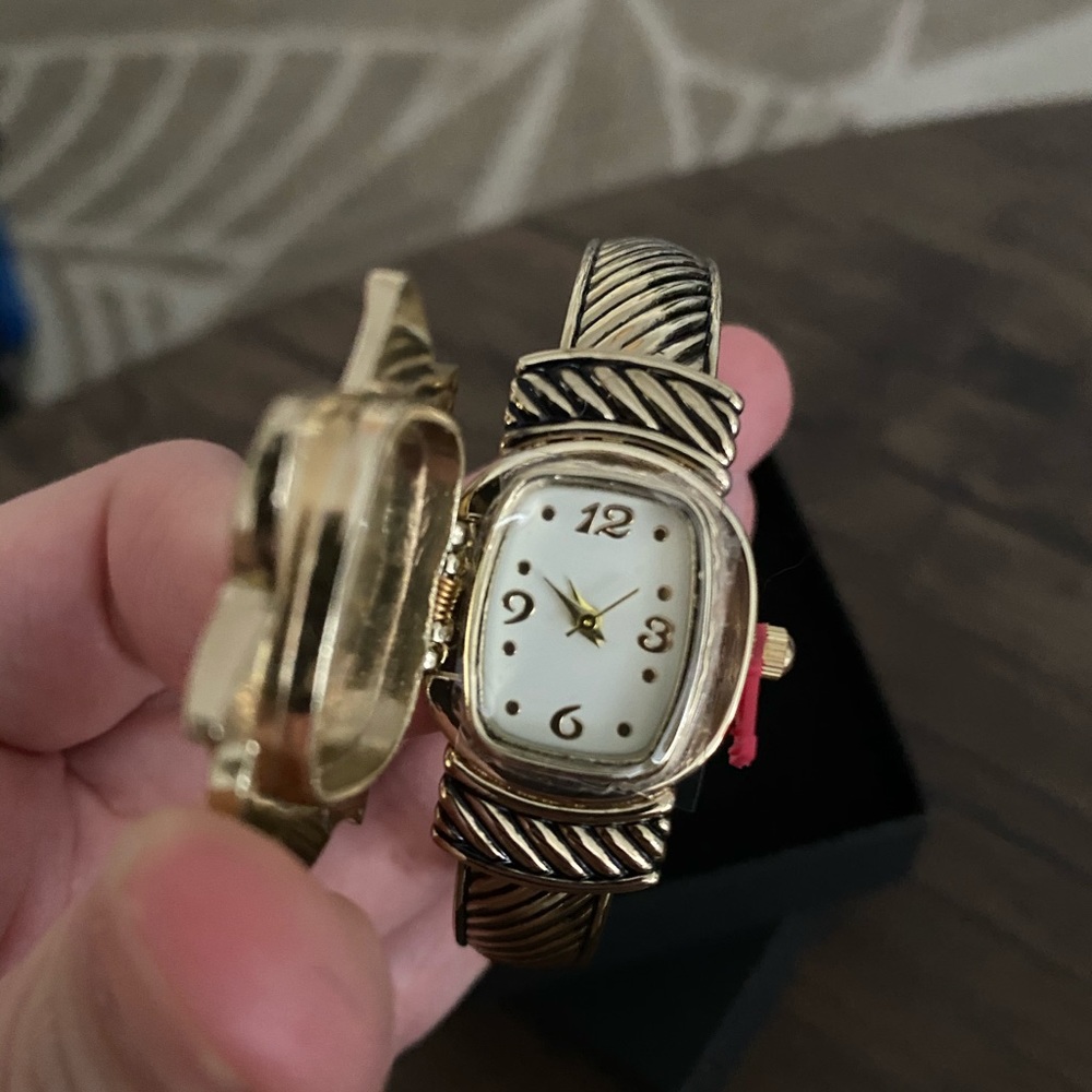 🔥Holiday Cuff Bracelet/Watch!  🌺